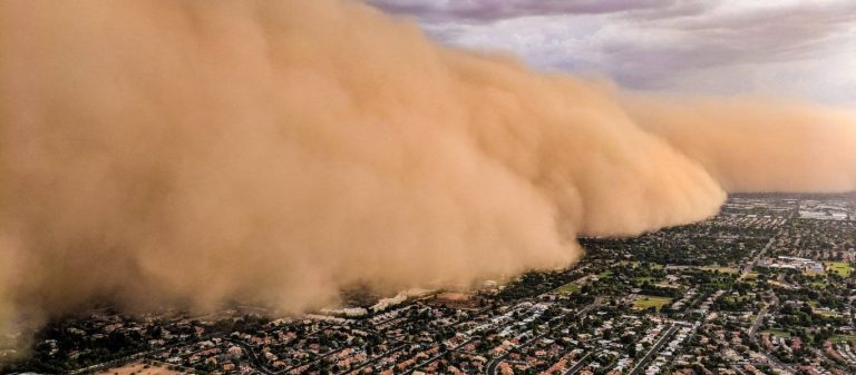 Δείτε την στιγμή που τεράστια αμμοθύελλα «καταπίνει» ολόκληρη πόλη στην Αυστραλία