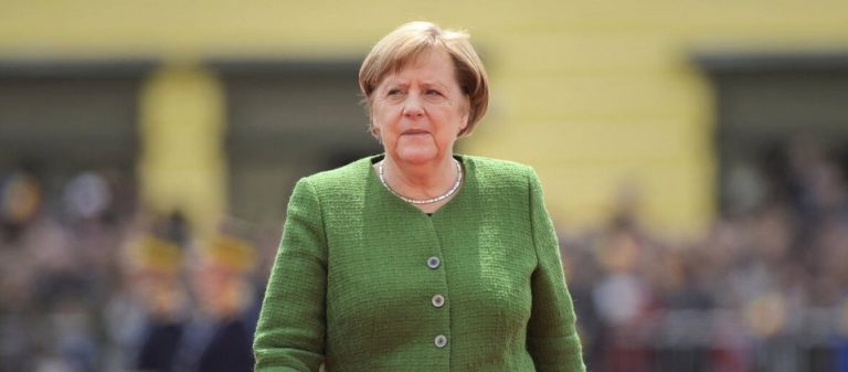 Τρόμος για την Α.Μέρκελ – Αυτοκίνητο έπεσε πάνω στο αεροσκάφος της