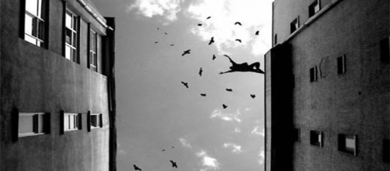 Ιωάννινα: Κοπέλα απειλεί να «βουτήξει στο κενό» από τον 5ο όροφο!