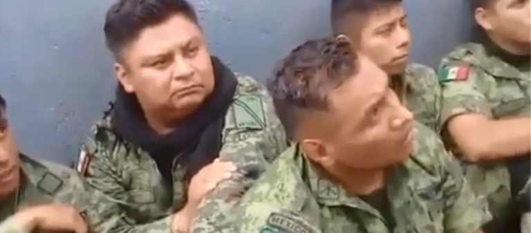 Χάος στο Μεξικό: Πολίτες αφοπλίζουν και κρατούν σε ομηρία στρατιώτες – Δύο νεκροί