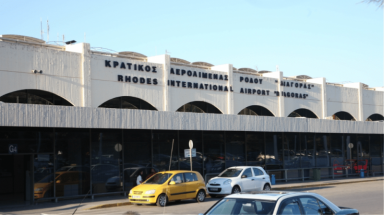 Ρόδος: Προσπάθησε να μπεί στο αεροπλάνο με μαχαίρια και κλομπ!