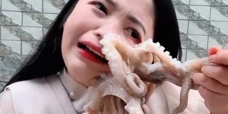 Δοκίμασε να φάει ζωντανό χταπόδι κι αυτό της επιτέθηκε