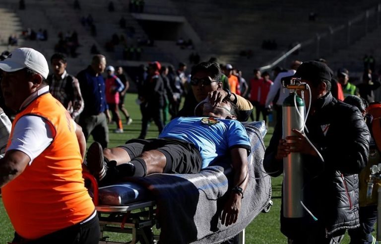 «Έσβησε» μες το γήπεδο διαιτητής στην Βολιβία