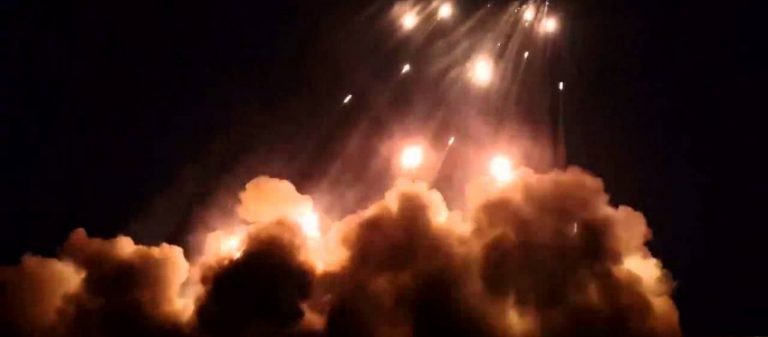 Το πρώτο βίντεο από τις συγκρούσεις στην Ιντλίμπ: Ο συριακός Στρατός ισοπεδώνει με BM-21 Grad τους ισλαμιστές