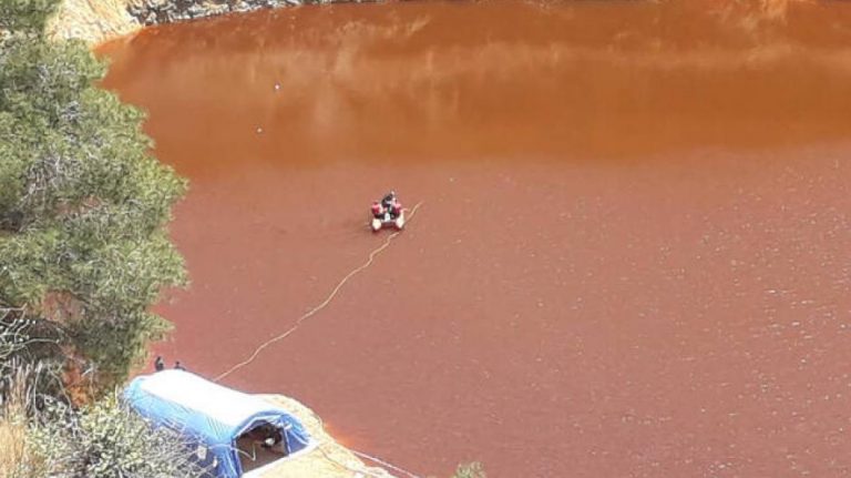 Απίστευτο: Οικογένεια βγάζει σέλφι στη λίμνη όπου έριξε τα θύματά του ο serial killer της Κύπρου