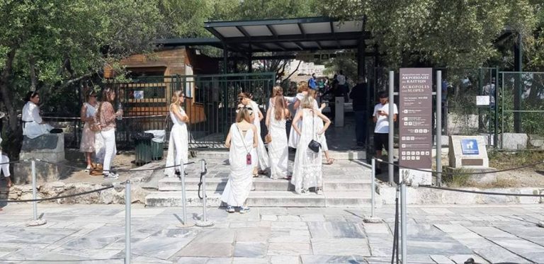 Οι Γερμανίδες που «έφαγαν πόρτα» στην Ακρόπολη