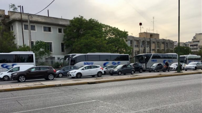 Πληρώνουν 25 ευρώ το κεφάλι για να γεμίσουν τις προεκλογικές συγκεντρώσεις