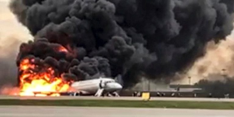 Ρωσία: Το πλήγμα από κεραυνό ίσως ευθύνεται για τη συντριβή του αεροπλάνου στη Μόσχα