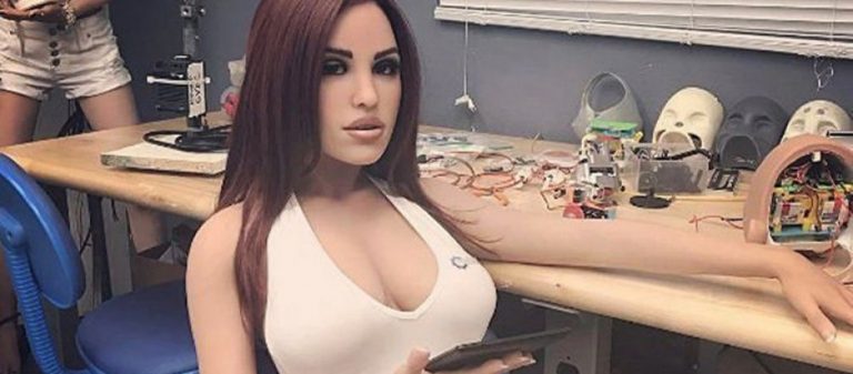 Εφιαλτική προειδοποίηση: Ρομπότ θα αντικαταστήσουν μέχρι το 2050 τους ερωτικούς συντρόφους