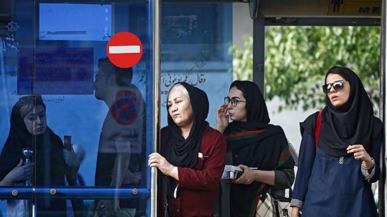 Στο Ιράν απαγόρευσαν στους άντρες να κοιτούν τις γυναίκες κατά τη διάρκεια του Ραμαζανίου