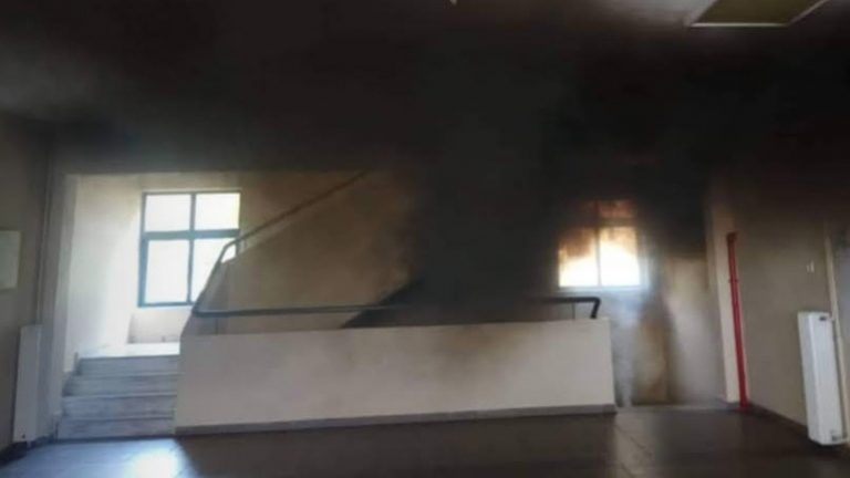 Παίζουν με καπνογόνα και μολότοφ στο διάλειμμα ΑΠΙΣΤΕΥΤΟ ΣΚΗΝΙΚΟ ΣΤΟ 2ο ΛΥΚΕΙΟ ΛΙΟΣΙΩΝ – ΕΦΗΒΟΙ ΠΡΟΚΑΛΟΥΝ ΦΟΒΟ ΚΑΙ ΦΘΟΡΕΣ