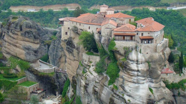 Τουρίστρια στα Μετέωρα έπεσε στο κενό ενώ έβγαζε φωτογραφίες