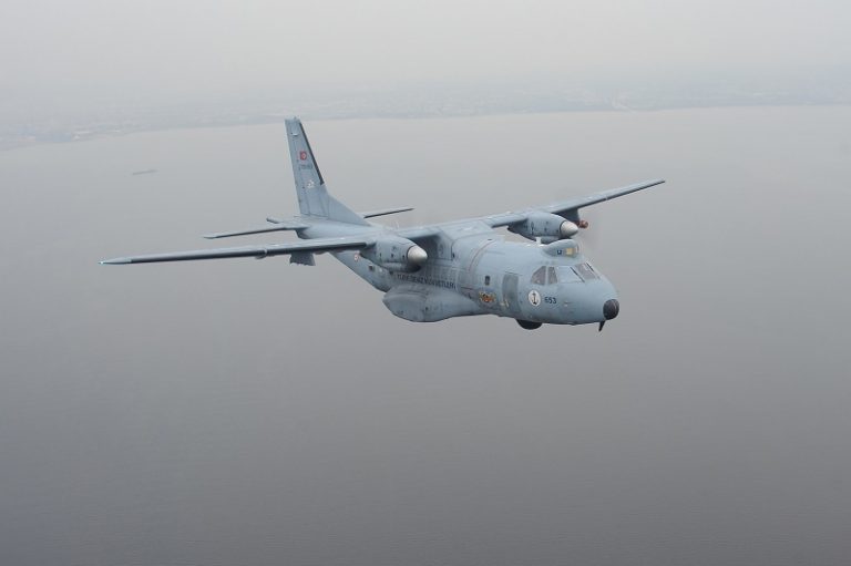 Τουρκικό CN-235 έκοβε βόλτες χαμηλά στο Στενό μεταξύ της ν.Χίου & Τσεσμέ