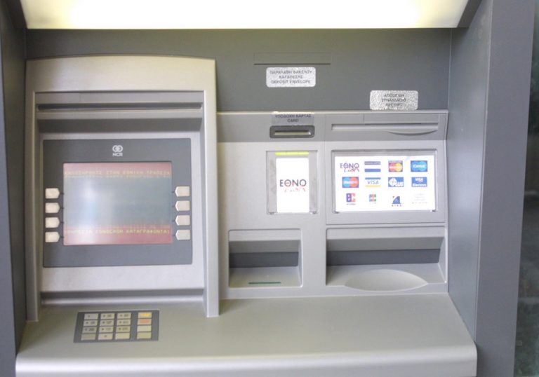 Έρχονται χρεώσεις στις αναλήψεις μετρητών μέσω ΑΤΜ- Τι ισχύει στη Μ. Βρετανία, τι θα γίνει στην Ελλάδα