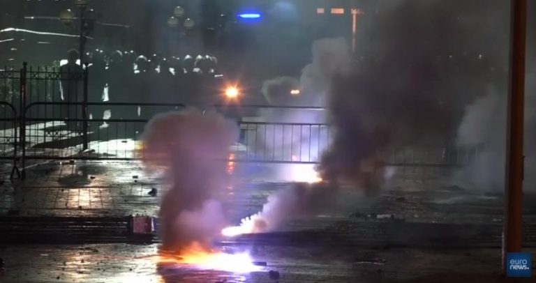 Βίαια επεισόδια στην Αλβανία-Οργισμένοι διαδηλωτές ζητούν παραίτηση Ράμα