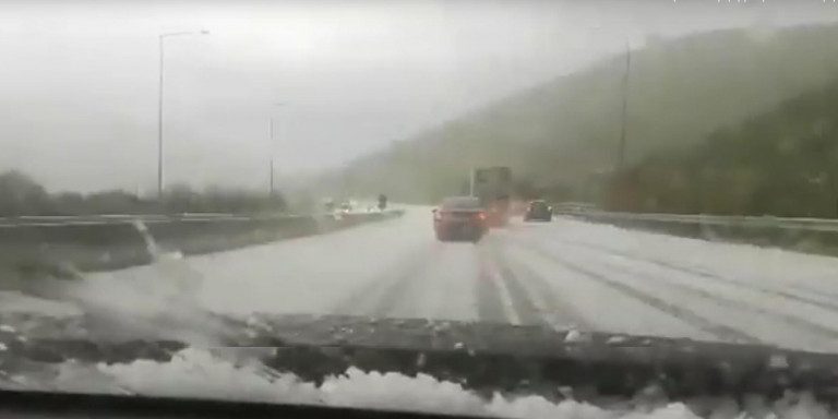 Ο καιρός τρελάθηκε: Απίστευτο χαλάζι στην Κοζάνη