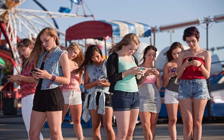 Νέοι με μικρά κέρατα λόγω αυξημένης χρήσης του κινητού