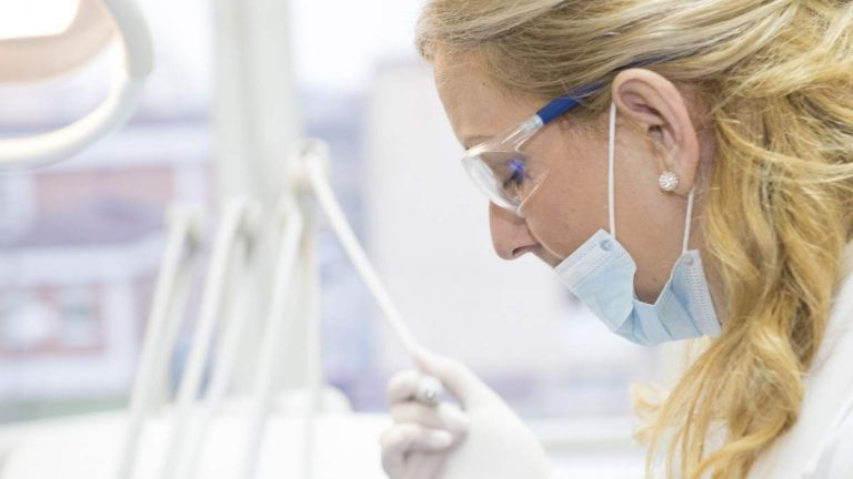 Συναγερμός στην Αγγλία: Νεκροί από σπάνια βακτηριακή μόλυνση