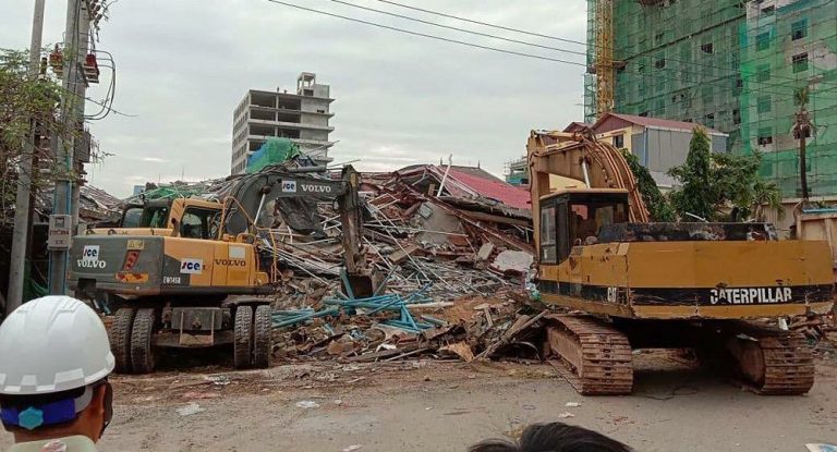 Νεκροί και εγκλωβισμένοι στα συντρίμμια από κατάρρευση κτιρίου στην Καμπότζη