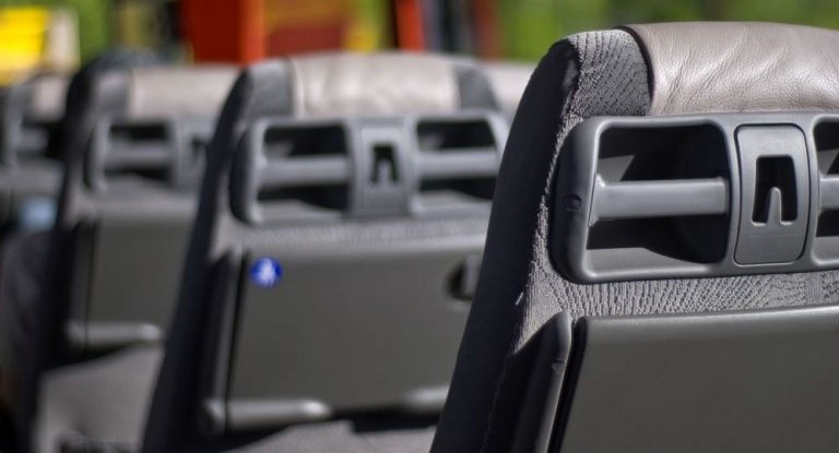 Οδηγός πηδάει από λεωφορείο λίγο πριν τρακάρει