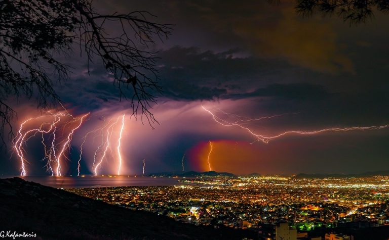 Η φωτο της Ημερας – Η χθεσινή ηλεκτρική καταιγίδα πάνω απτήν Αθήνα.  Λήψη απο Καρέα-Υμηττό.