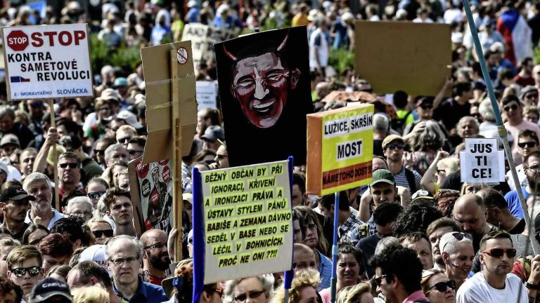 ΠΡΆΓΑ: 500 ΧΙΛΙΆΔΕΣ ΤΣΈΧΟΙ ΔΙΑΔΉΛΩΣΑΝ ΕΝΑΝΤΊΟΝ ΤΟΥ ΔΙΕΦΘΑΡΜΈΝΟΥ ΠΡΩΘΥΠΟΥΡΓΟΎ ΤΟΥΣ