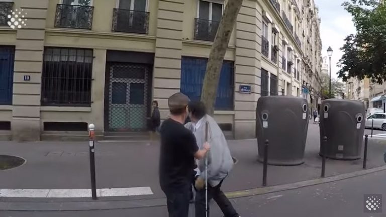 Οργή στη Γαλλία: Οδηγός παραλίγο να πατήσει τυφλό – Έδειρε τον συνοδό του