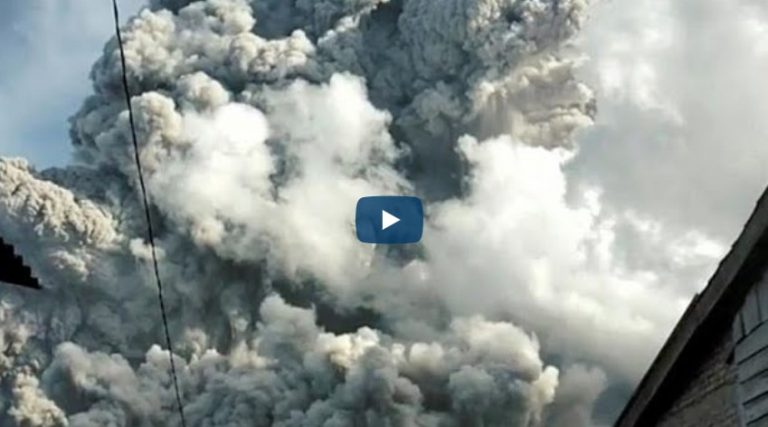 Βρυχάται το Σίναμπουνγκ στην Ινδονησία