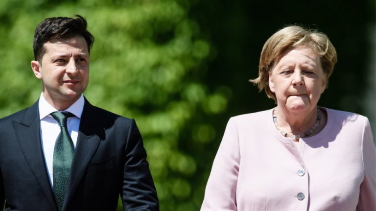 Ειναι αυτη μια φυσικη κατασταση αδιαθεσιας;…Το εχουμε δει και με την Κλιντον αυτο που θα δειτε με την Μερκελ!