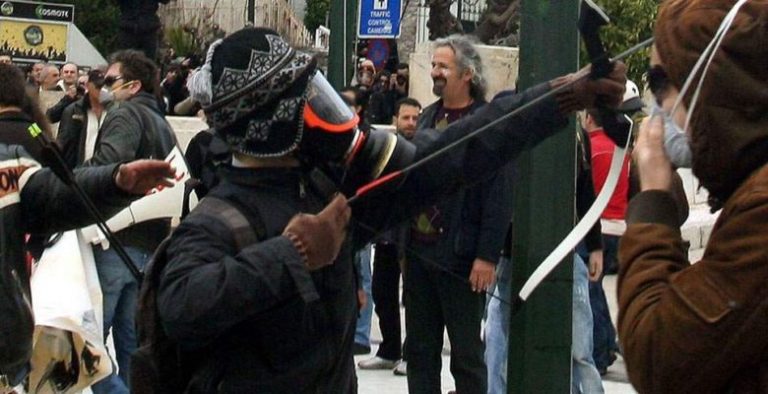 Απέδρασε ο «Τοξοβόλος του Συντάγματος»