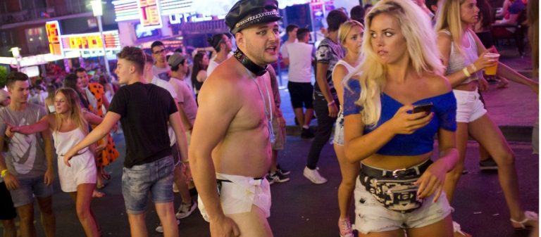 Βρετανικό κτύπημα στον ελληνικό τουρισμό: «Έχουν κουνούπια του Νείλου & αυστηρές ποινές στα αίσχη των ομοεθνών μας»