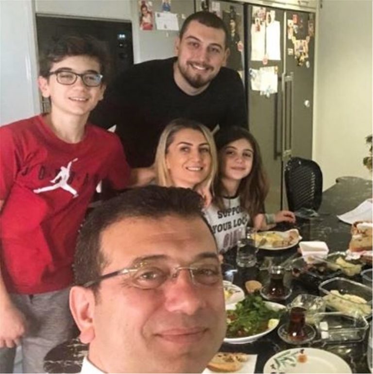 ΌΤΑΝ ΤΟ ΣΎΜΠΑΝ ΟΡΊΖΕΙ ΈΛΛΗΝΑ ΔΉΜΑΡΧΟ ΤΗΣ ΚΩΝΣΤΑΝΤΙΝΟΎΠΟΛΗΣ, ΜΈΣΩ ΤΩΝ “ΤΟΎΡΚΩΝ” ΠΟΛΙΤΏΝ…