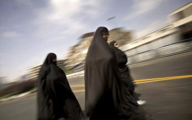 Επιχείρηση – σκούπα στο Ιράν κατά της «ακολασίας»: Συλλήψεις με ένα απλό sms