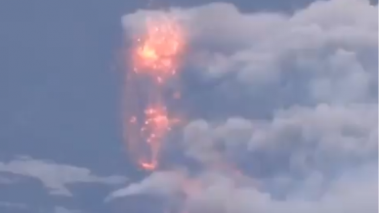 Βίντεο: Εντυπωσιακές εικόνες από την Αίτνα που εκτοξεύει λάβα και στάχτη