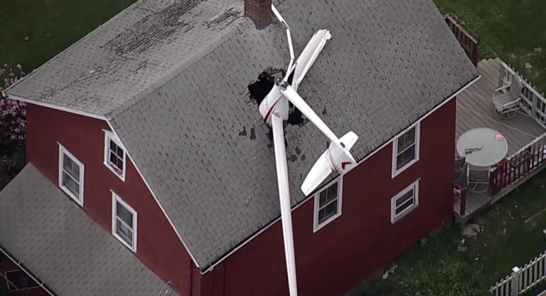 Αεροπλάνο … προσγειώθηκε σε στέγη – Δεν έπαθε ούτε γρατζουνιά ο πιλότος