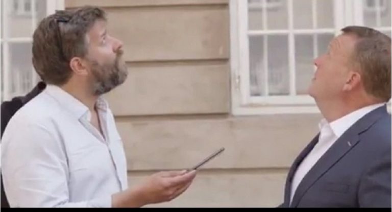 Κεραμίδι προσγειώθηκε κοντά στον Δανό πρωθυπουργό κατά τη διάρκεια συνέντευξης