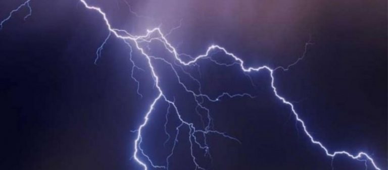 Κεραυνός χτύπησε γήπεδο με μικρά παιδιά – Ένα βρίσκεται στην εντατική