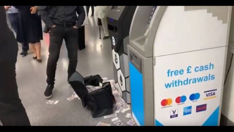 Λονδίνο: ΑΤΜ άρχισε να πετάει λεφτά – Άφωνοι οι αυτόπτες μάρτυρες