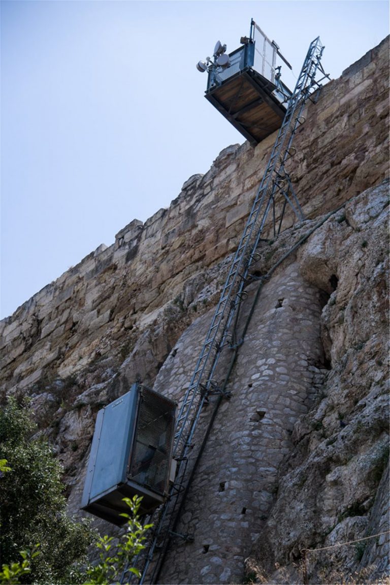 Ντροπή: Χαλασμένο για μήνες το αναβατόριο για ΑμΕΑ στην Ακρόπολη- Σήκωσαν στα χέρια μαθητή