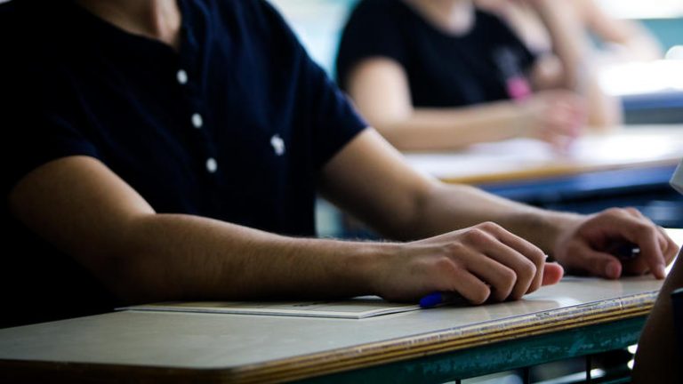 Οδηγός επιβίωσης για τις Πανελλαδικές: Αγαπητοί γονείς…