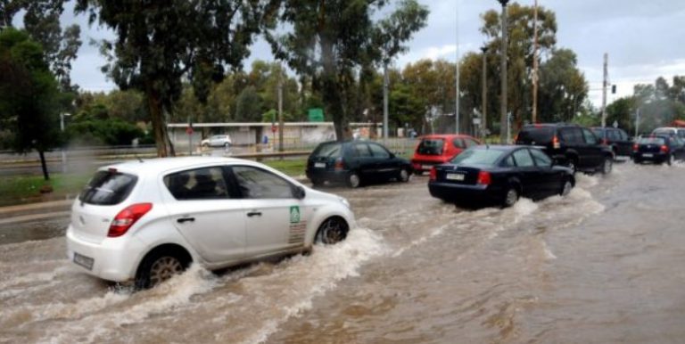 Πλημμυρισμένοι δρόμοι και διακοπές ρεύματος στα νότια προάστια