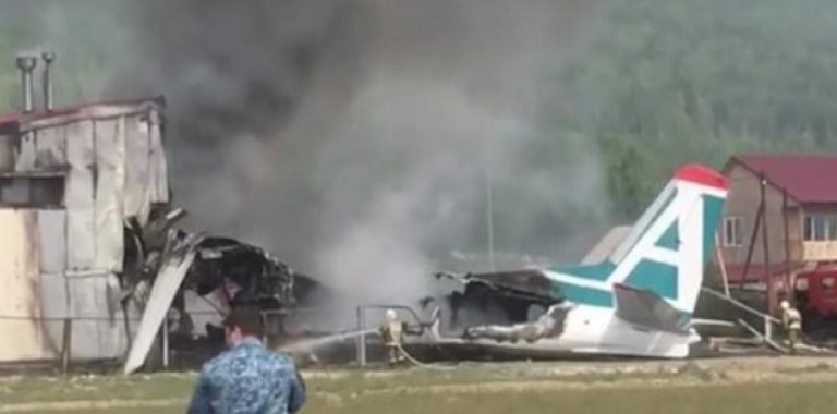 Ρωσία: Δύο νεκροί και 19 τραυματίες μετά την αναγκαστική προσγείωση επιβατικού αεροσκάφους