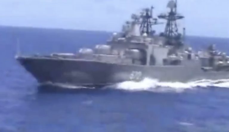 Βίντεο από την παρολίγο σύγκρουση αμερικανικού με ρωσικό πολεμικό πλοίο στη θάλασσα των Φιλιππίνων