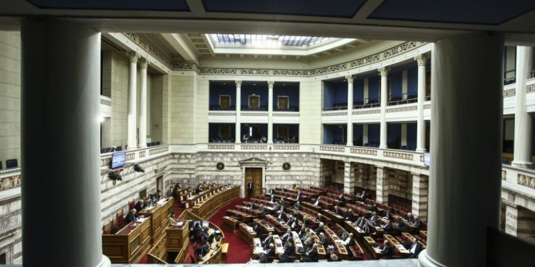 Βουλή: «Όργιο» ρουσφετιών με προσλήψεις δικών τους παιδιών