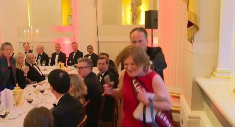 Βρετανός βουλευτής απομακρύνει με τη βία ακτιβίστρια και πυροδοτεί πλήθος αντιδράσεων