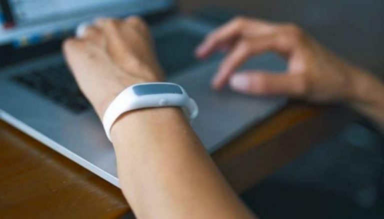 Με βραχιόλι «ελέγχου εργασίας» η Amazon μετατρέπει τους, πενιχρώς αμειβόμενους, εργαζόμενούς της σε ανθρώπινα ρομπότ