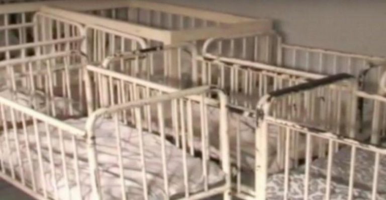 Ρώτησε γιατί κανένα από τα 100 μωρά στο ορφανοτροφείο δεν κλαίει. Η απάντηση θα τη στοιχειώνει για πάντα.