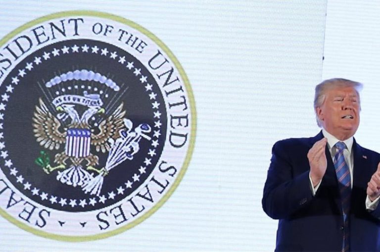 Ο αετός στην προεδρική σφραγίδα απέκτησε… δύο κεφάλια και μπαστούνια του γκολφ σε ομιλία του Τραμπ