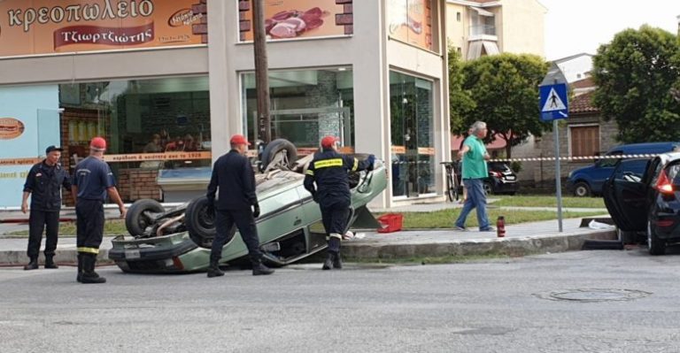 Εκτοξεύτηκε αυτοκίνητο στα Τρίκαλα μετά από σφοδρή σύγκρουση (φωτο)