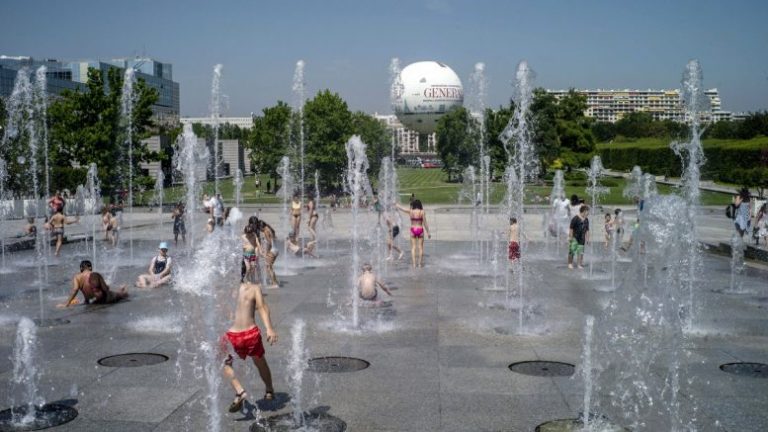 Φονικά καιρικά φαινόμενα διεθνώς: Σε Ευρώπη νέος καύσωνας, 650 νεκροί από μουσώνα σε Ασία